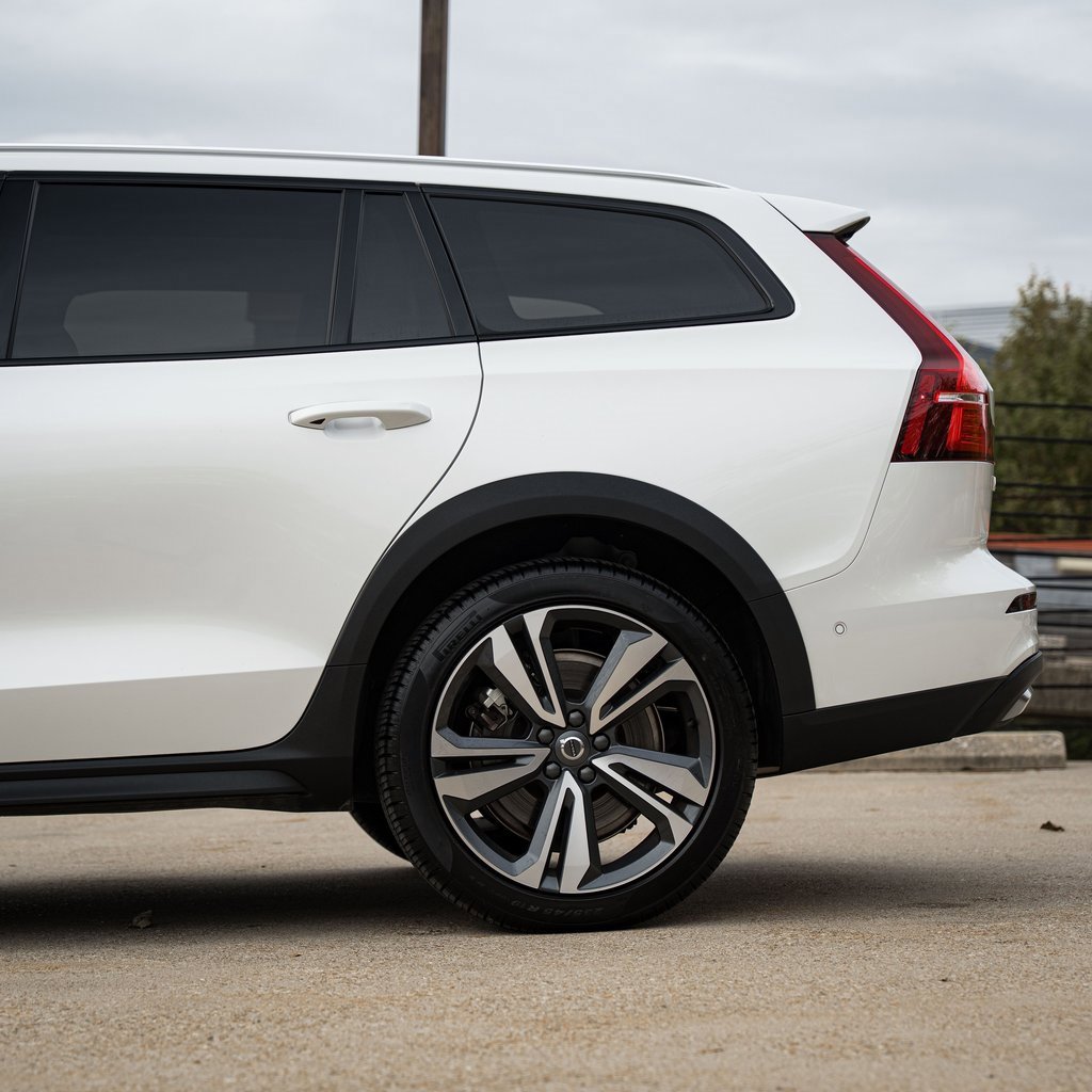 Certified 2025 Volvo V60 B5 Cross Country Plus image 4
