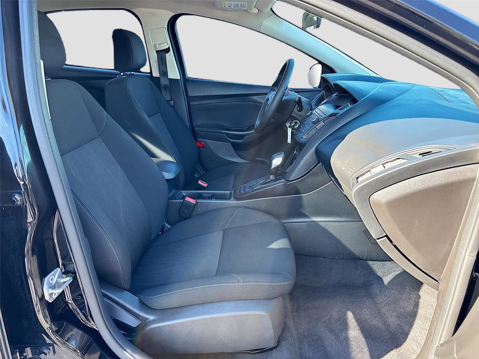 Used 2018 Ford Focus SE w/ SE Appearance Package image 29