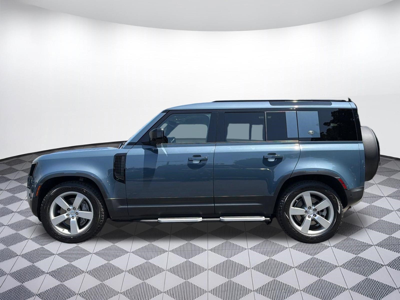 Used 2023 Land Rover Defender 110 SE AWD/4WD image 2