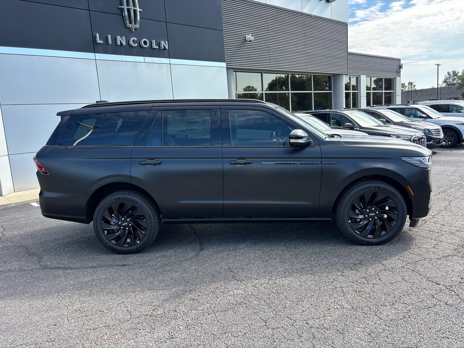 New 2027 Lincoln Navigator Reserve w/ Jet Appearance Package AWD/4WD image 8
