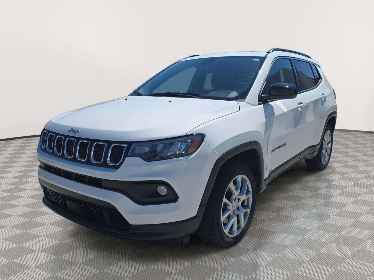 Used 2023 Jeep Compass Latitude w/ Sun and Sound Group AWD/4WD image 3
