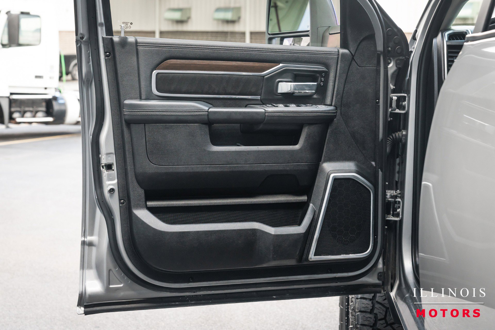 Used 2024 RAM 2500 Laramie AWD/4WD image 36