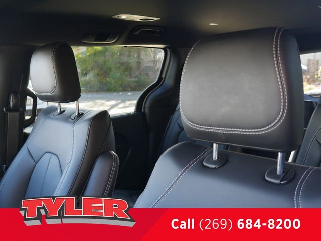 New 2026 Chrysler Pacifica Select AWD/4WD image 36