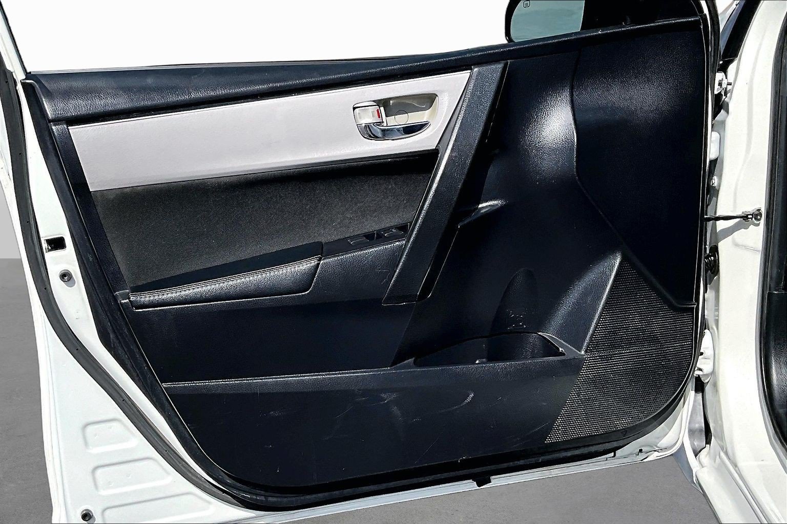 Used 2017 Toyota Corolla LE w/ Carpet Mat Package (TMS) FWD image 16
