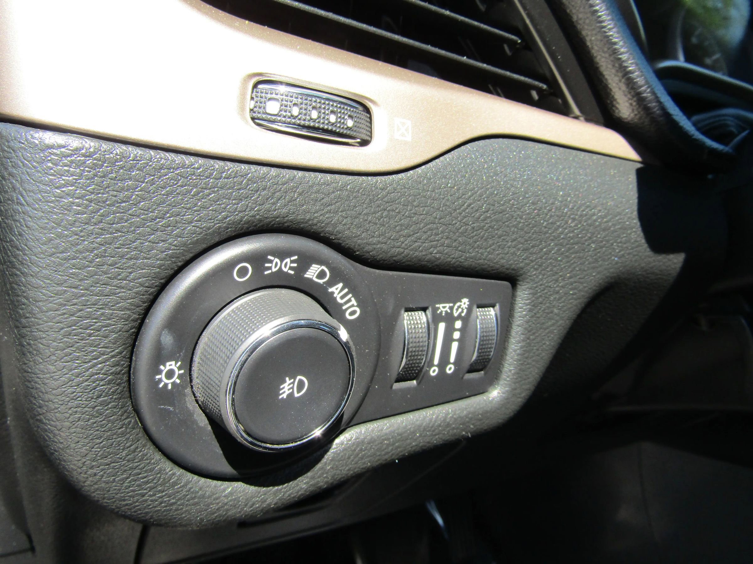 Used 2015 Jeep Cherokee Limited image 24