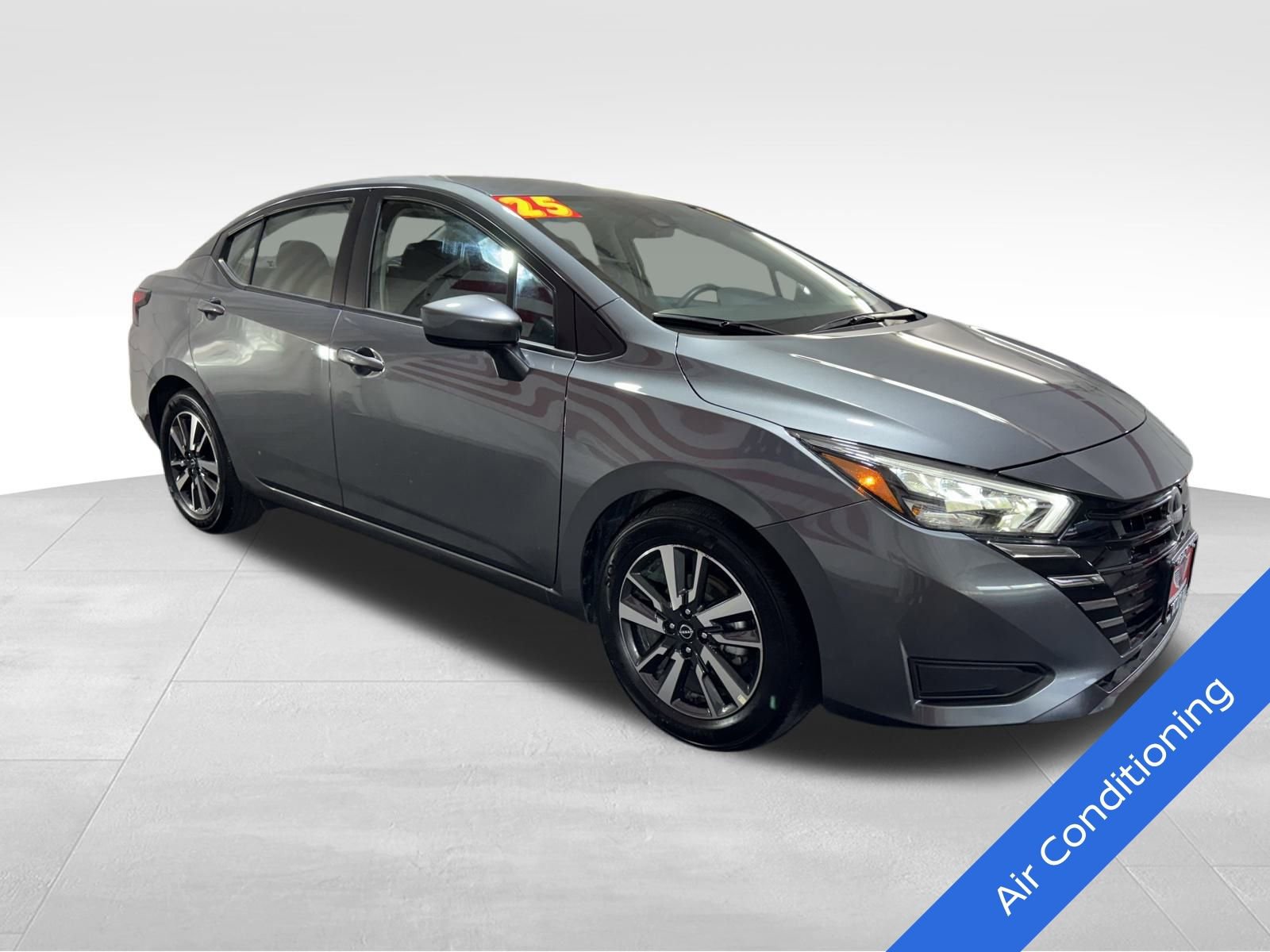 Used 2025 Nissan Versa SV image 3