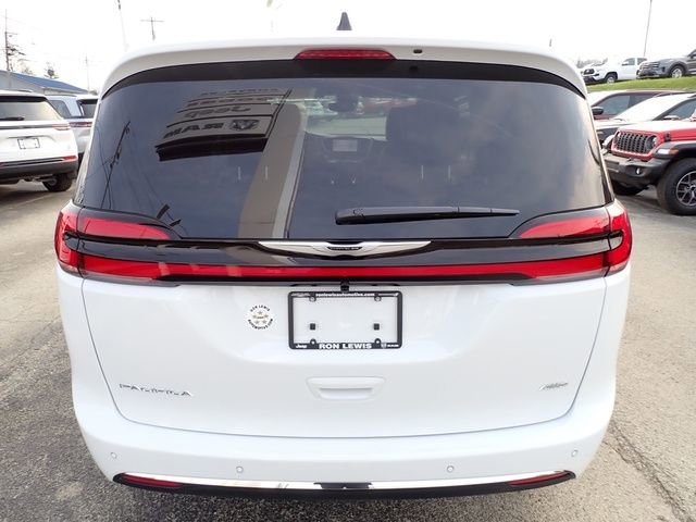 New 2026 Chrysler Pacifica Select image 4