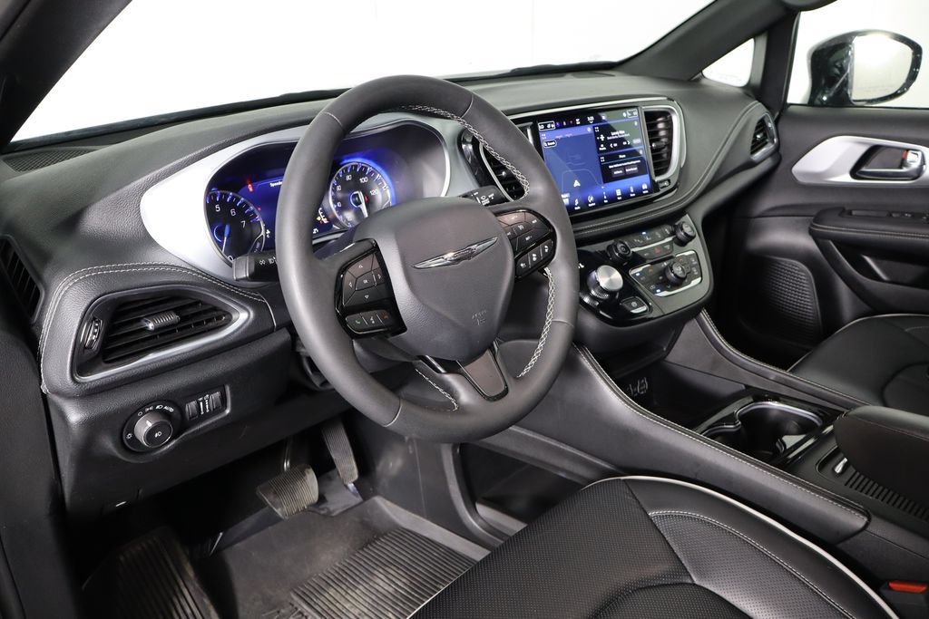 Used 2025 Chrysler Pacifica Limited FWD image 22