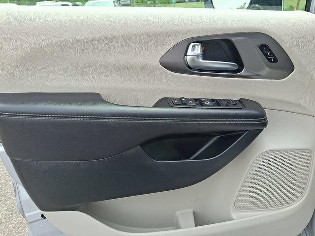 Used 2024 Chrysler Pacifica Touring-L FWD image 12