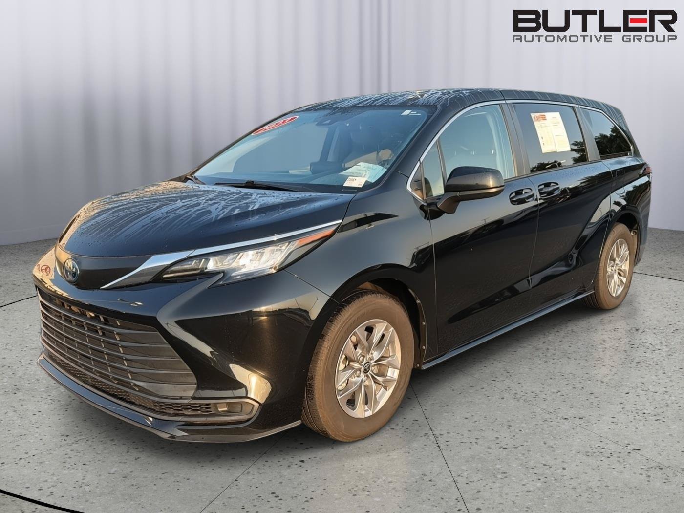 Used 2023 Toyota Sienna LE FWD image 2