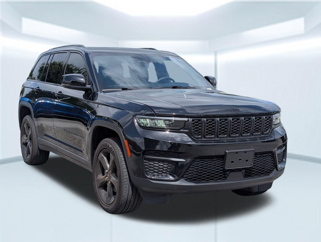 Used 2025 Jeep Grand Cherokee Altitude RWD image 10