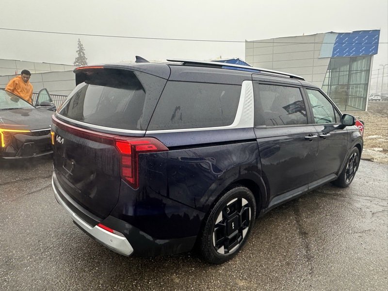 Used 2025 Kia Carnival EX image 5