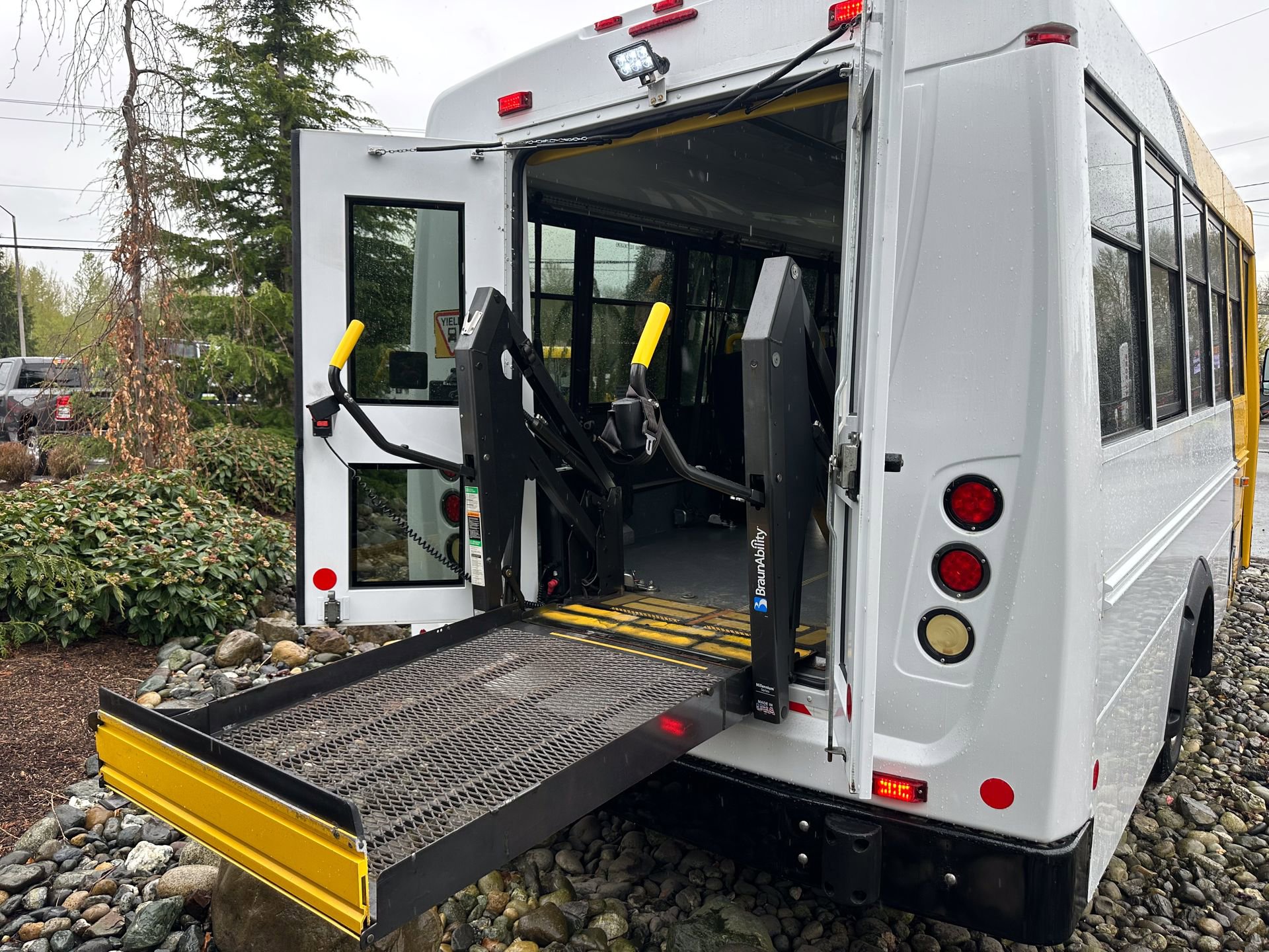 Used 2014 Chevrolet Express 4500 RWD image 3