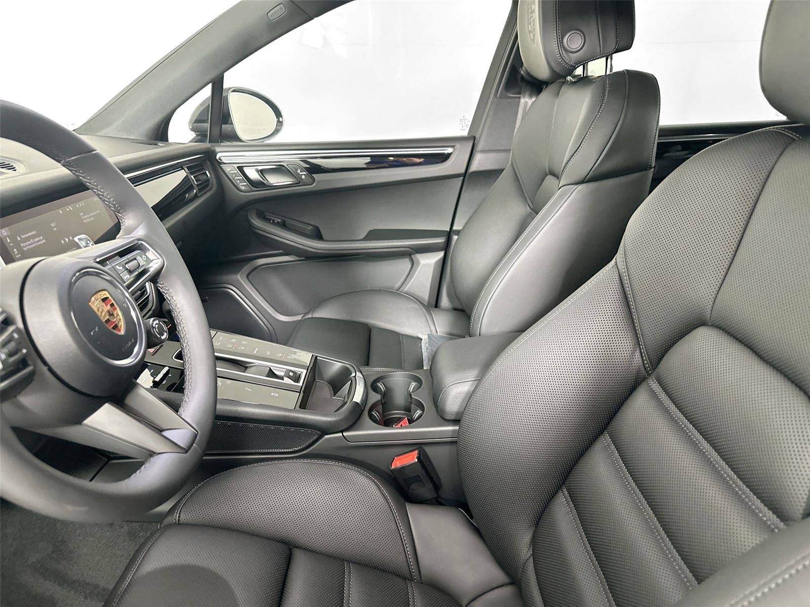 Certified 2026 Porsche Macan Turbo AWD/4WD image 5