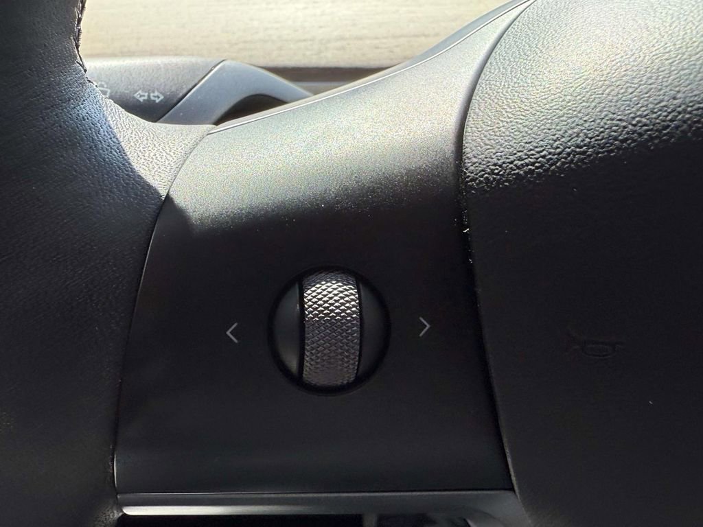 Used 2022 Tesla Model Y Long Range image 22