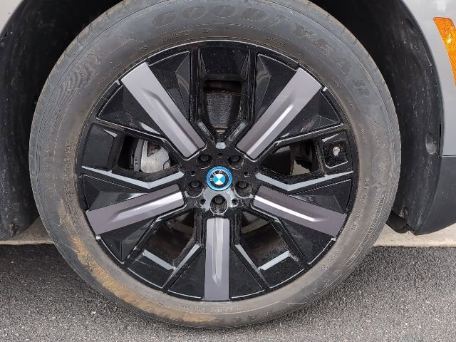 Used 2024 BMW iX xDrive50 w/ Premium Package image 8
