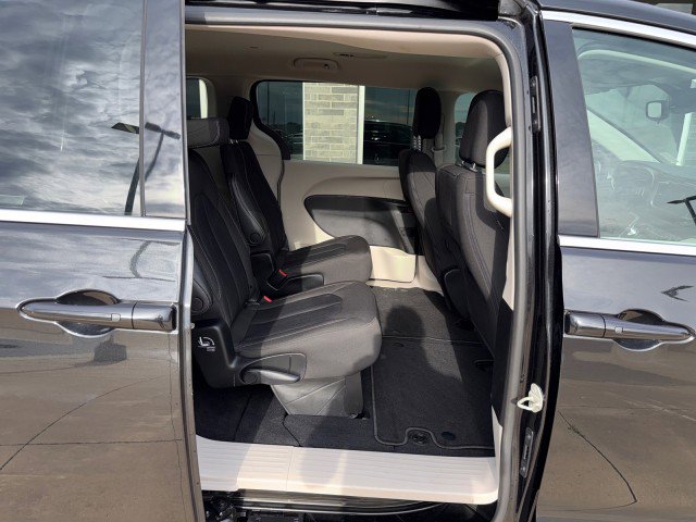 Used 2023 Chrysler Voyager LX FWD image 13