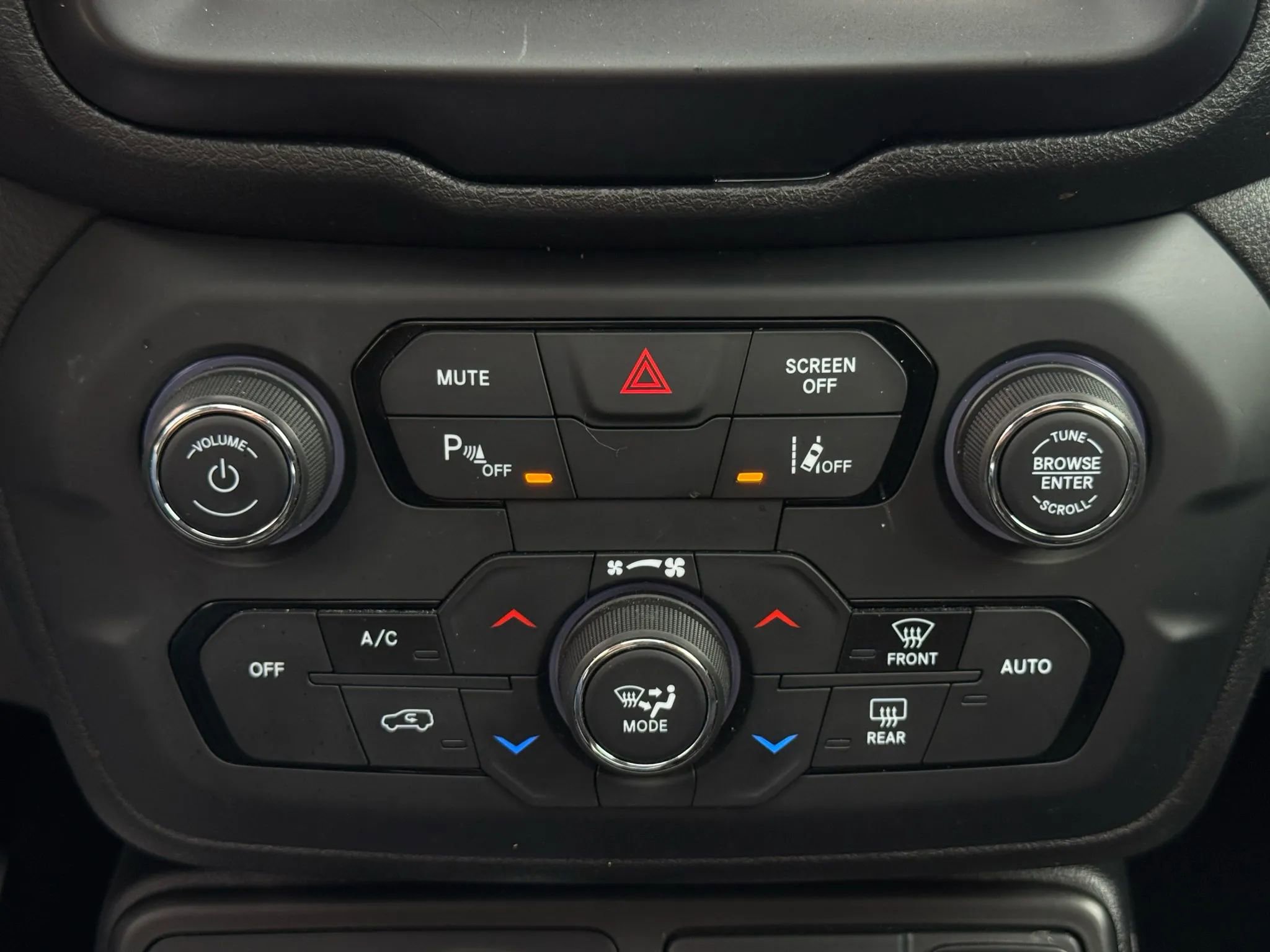 Used 2018 Jeep Renegade Altitude w/ UConnect 8.4 Nav Group image 37