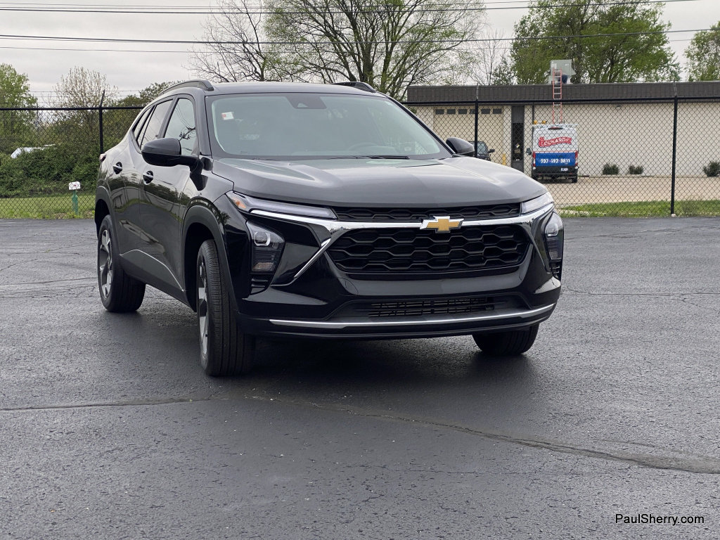 Used 2025 Chevrolet Trax LT w/ LT Convenience Package FWD image 2