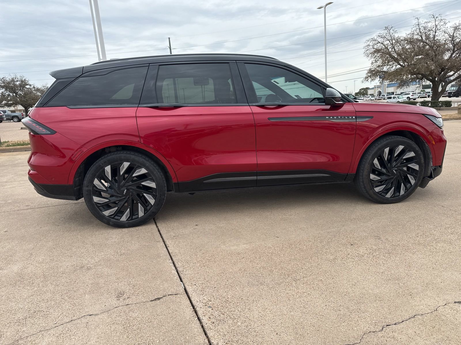 Used 2024 Lincoln Nautilus Reserve w/ Equipment Group 202A image 8