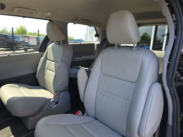 Used 2020 Toyota Sienna XLE w/ XLE Navigation Package AWD/4WD image 33