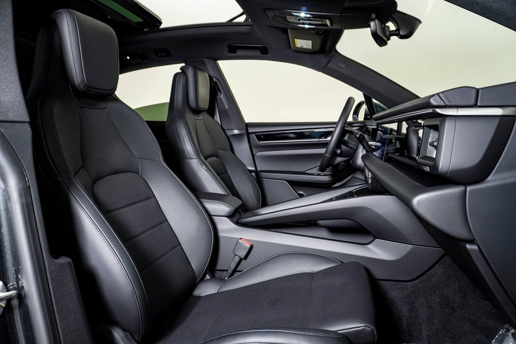 Certified 2025 Porsche Macan Electric image 15