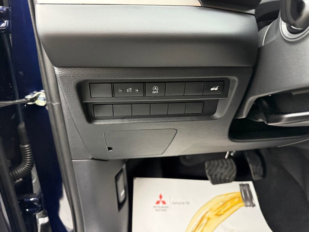 New 2026 Mitsubishi Outlander SE image 28