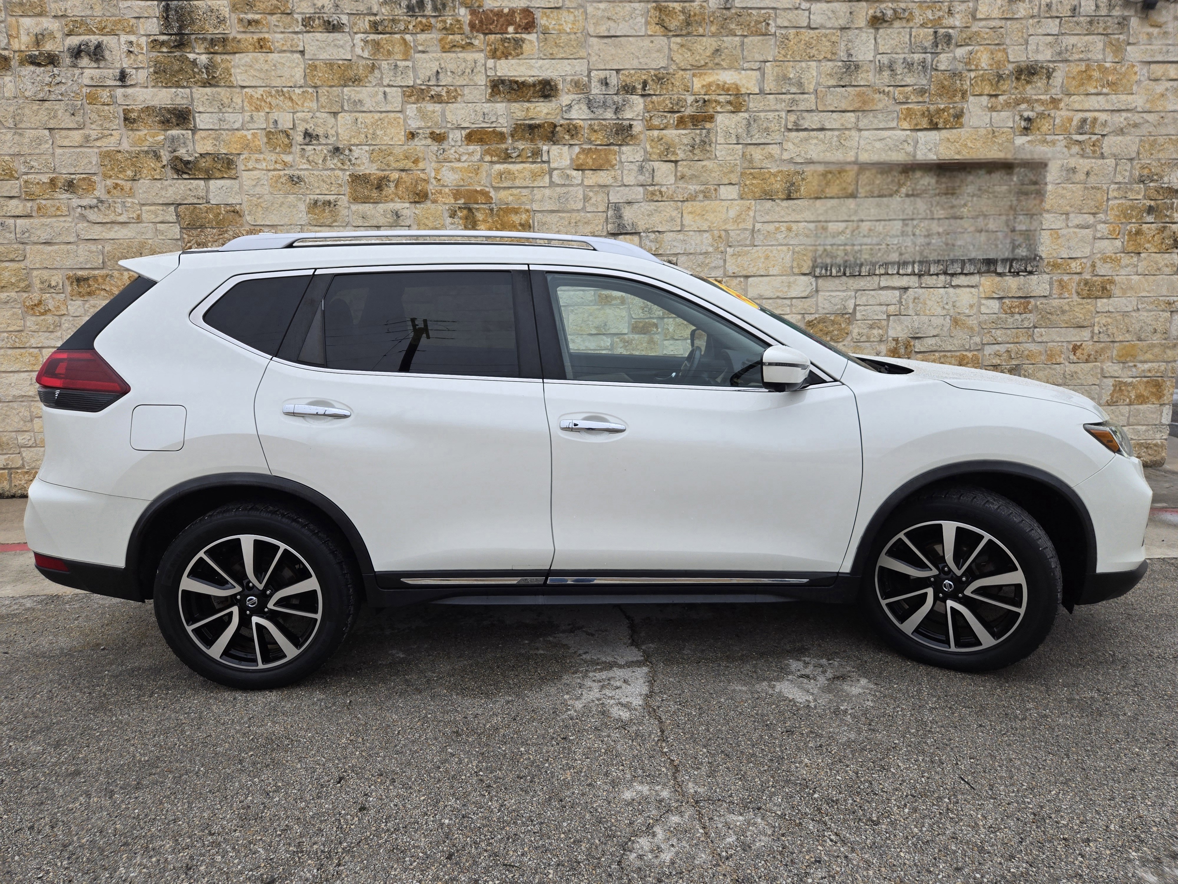 Used 2017 Nissan Pathfinder SV FWD image 18