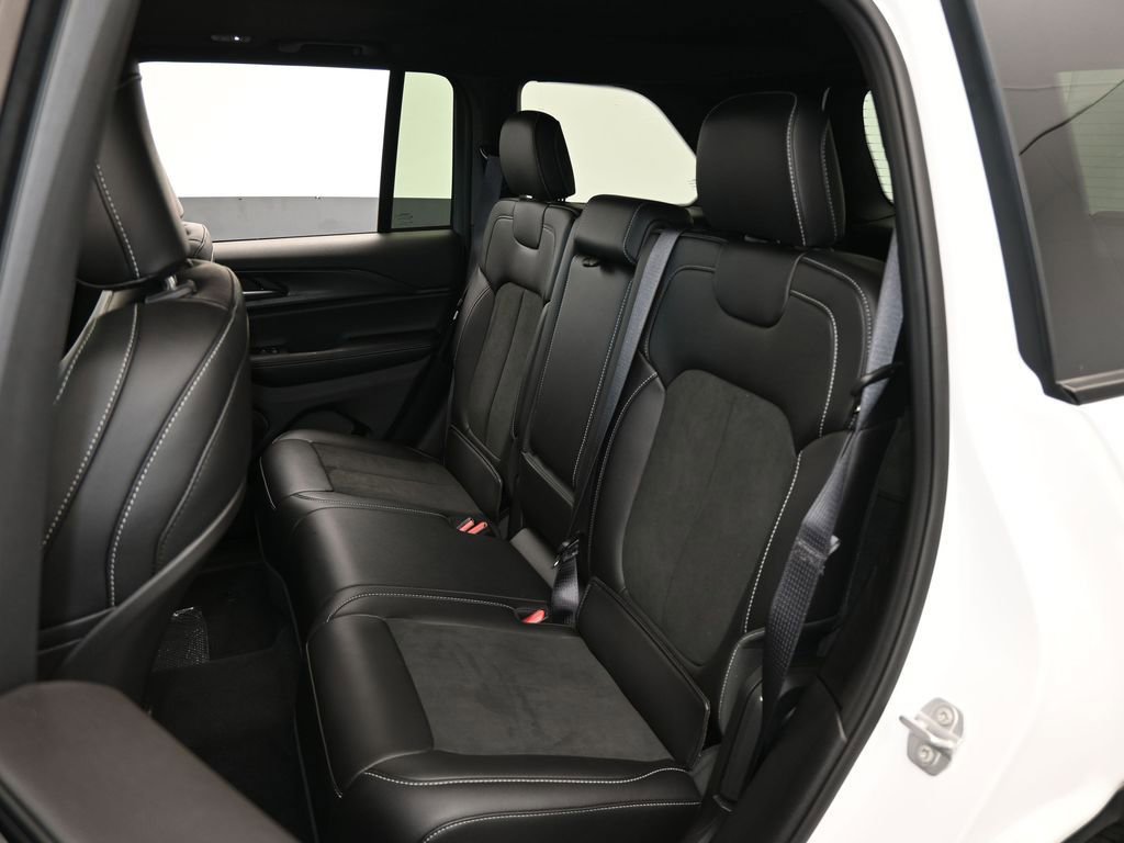 Used 2025 Jeep Grand Cherokee Altitude image 34