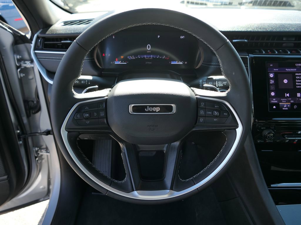 Used 2025 Jeep Grand Cherokee Laredo image 15