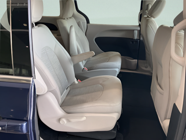 Used 2018 Chrysler Pacifica Touring Plus FWD image 22
