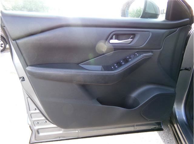 Used 2025 Nissan Rogue SV AWD/4WD image 2