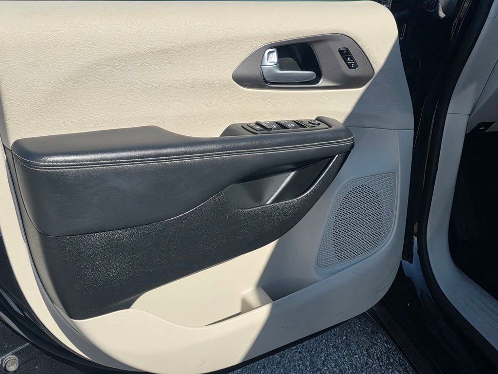 Certified 2023 Chrysler Pacifica Touring-L image 13
