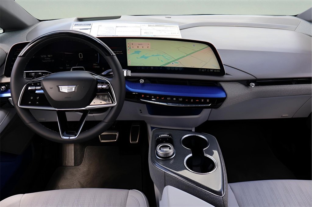 New 2025 Cadillac Optiq Luxury 2 image 16