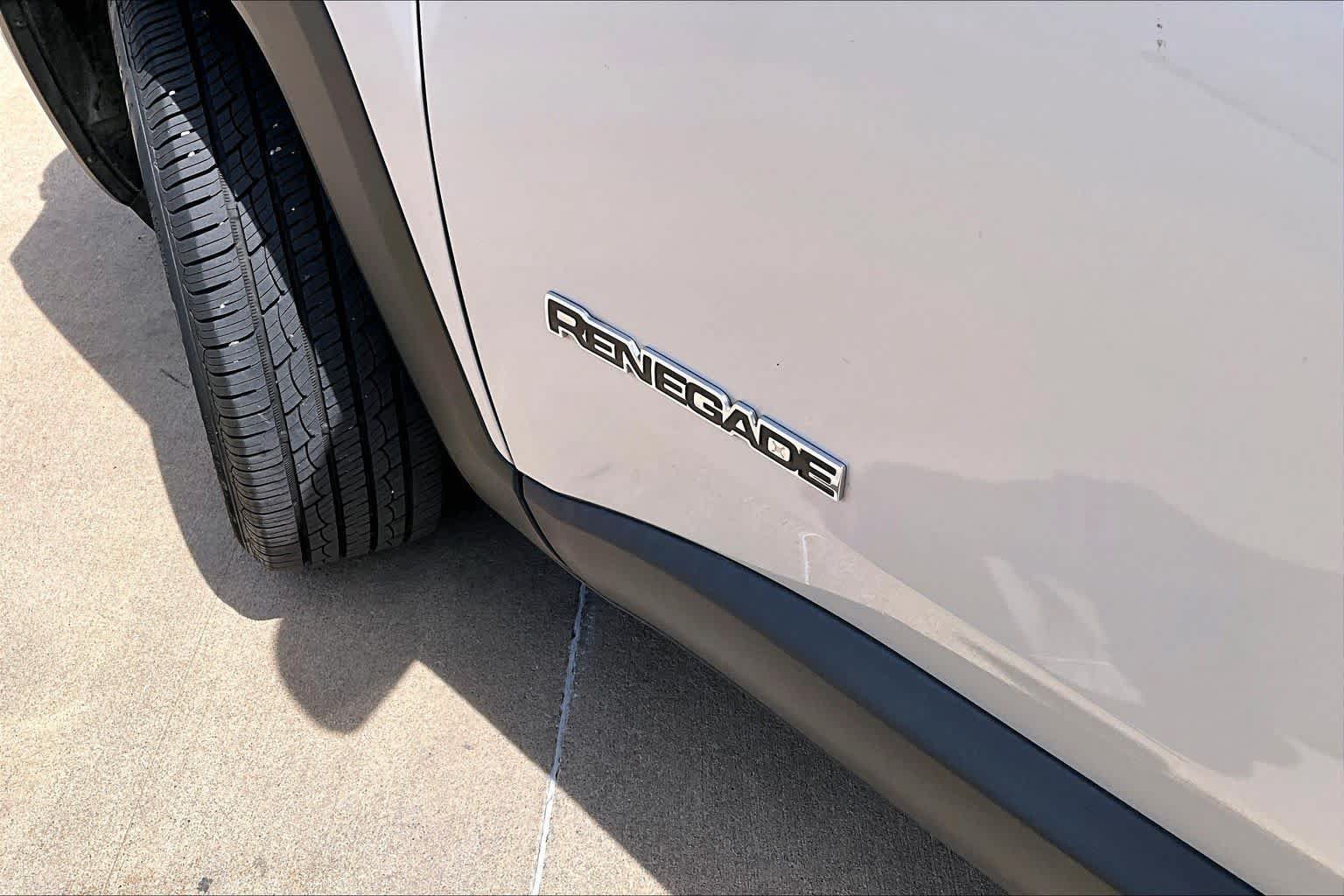 Used 2018 Jeep Renegade Latitude FWD image 33