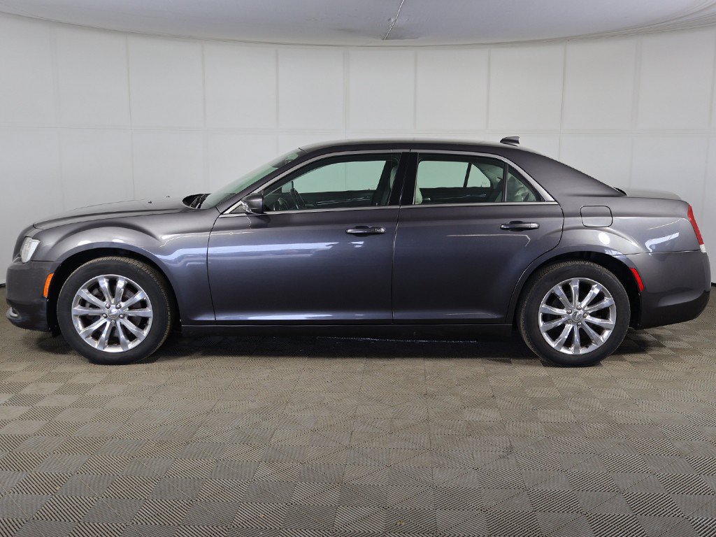 Used 2018 Chrysler 300 Touring L AWD/4WD image 10