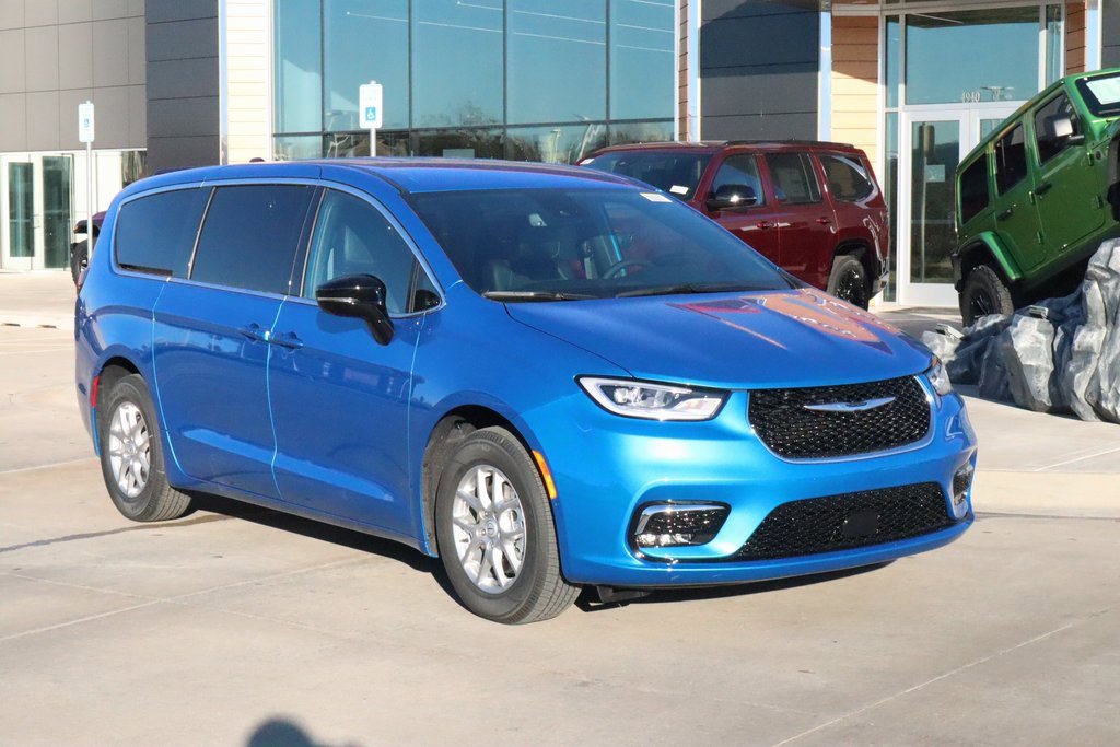 New 2026 Chrysler Pacifica Select