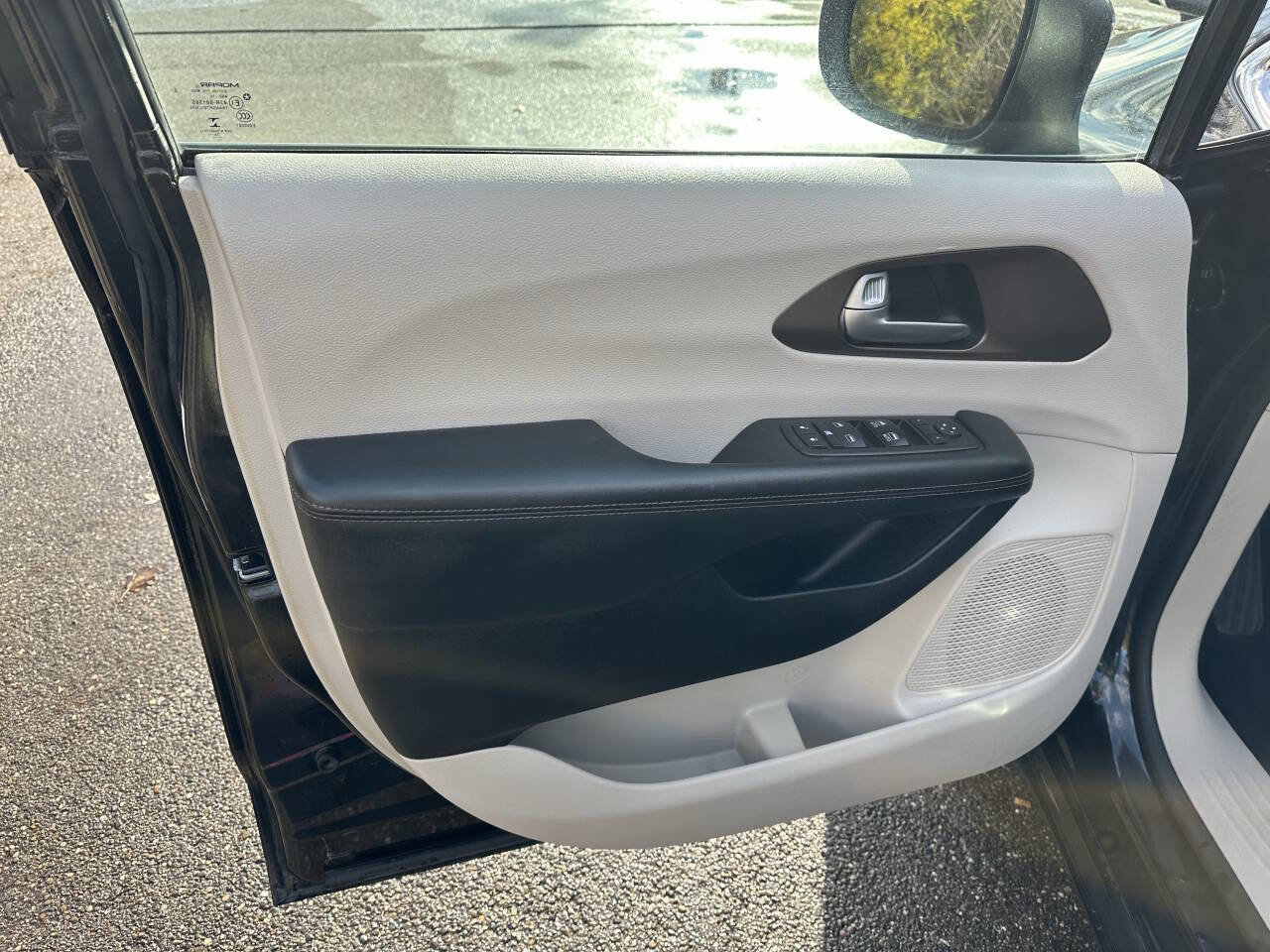 Used 2017 Chrysler Pacifica Touring image 19