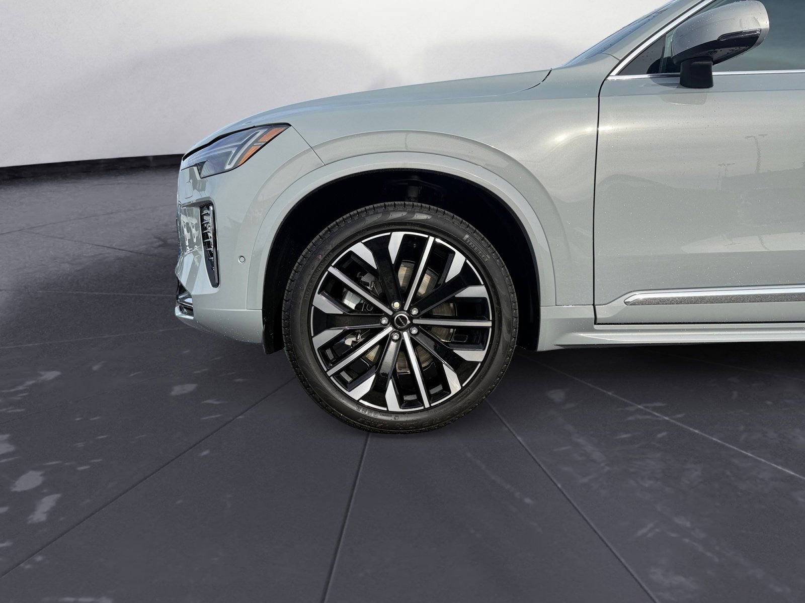 New 2026 Volvo XC90 B6 Plus w/ Protection Package Premier AWD/4WD image 14