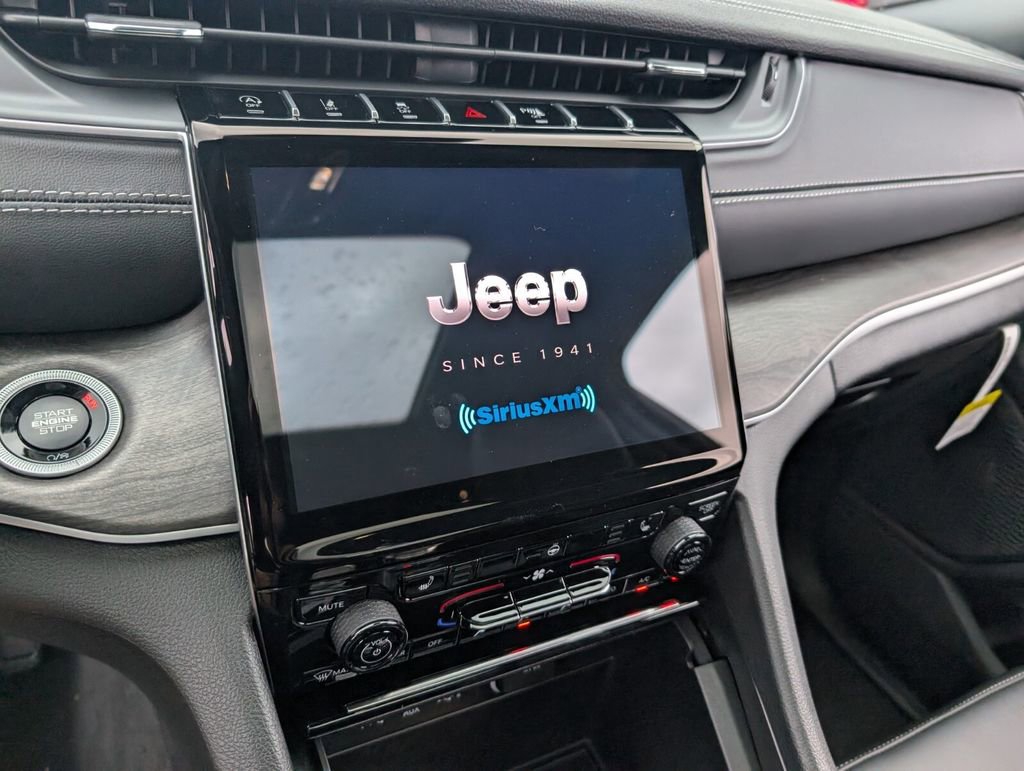 New 2025 Jeep Grand Cherokee Limited w/ Black Appearance Package image 16