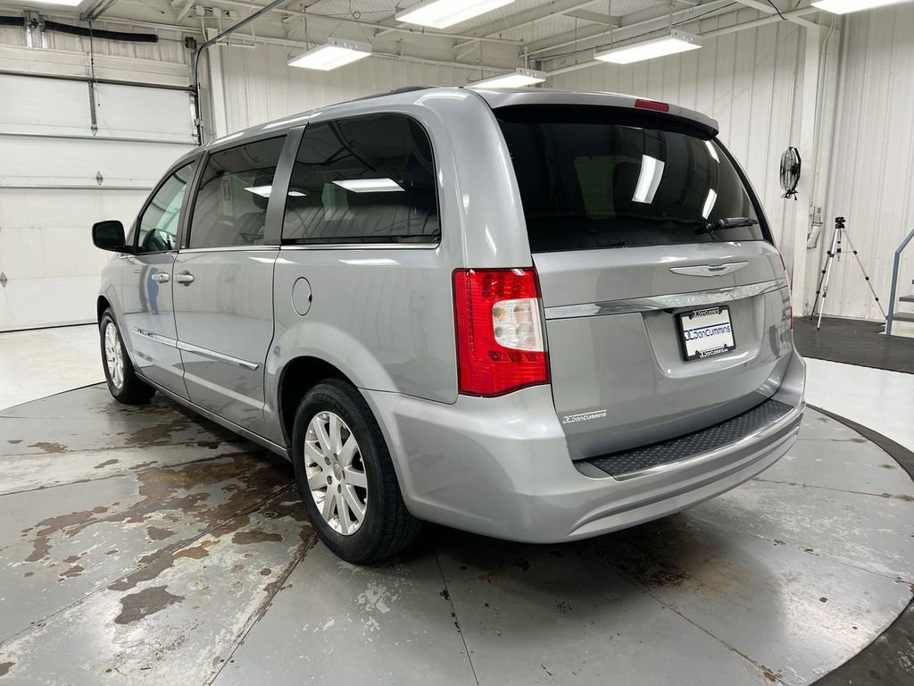 Used 2014 Chrysler Town & Country Touring FWD image 4