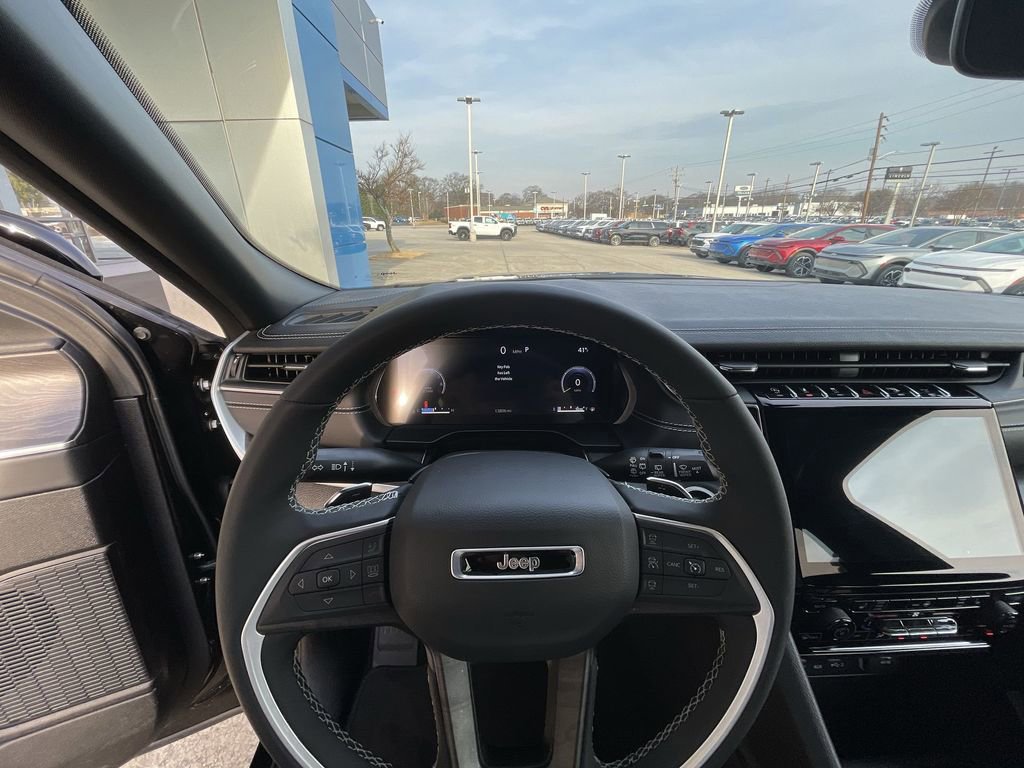 Used 2025 Jeep Grand Cherokee L Limited w/ Black Appearance Package image 10