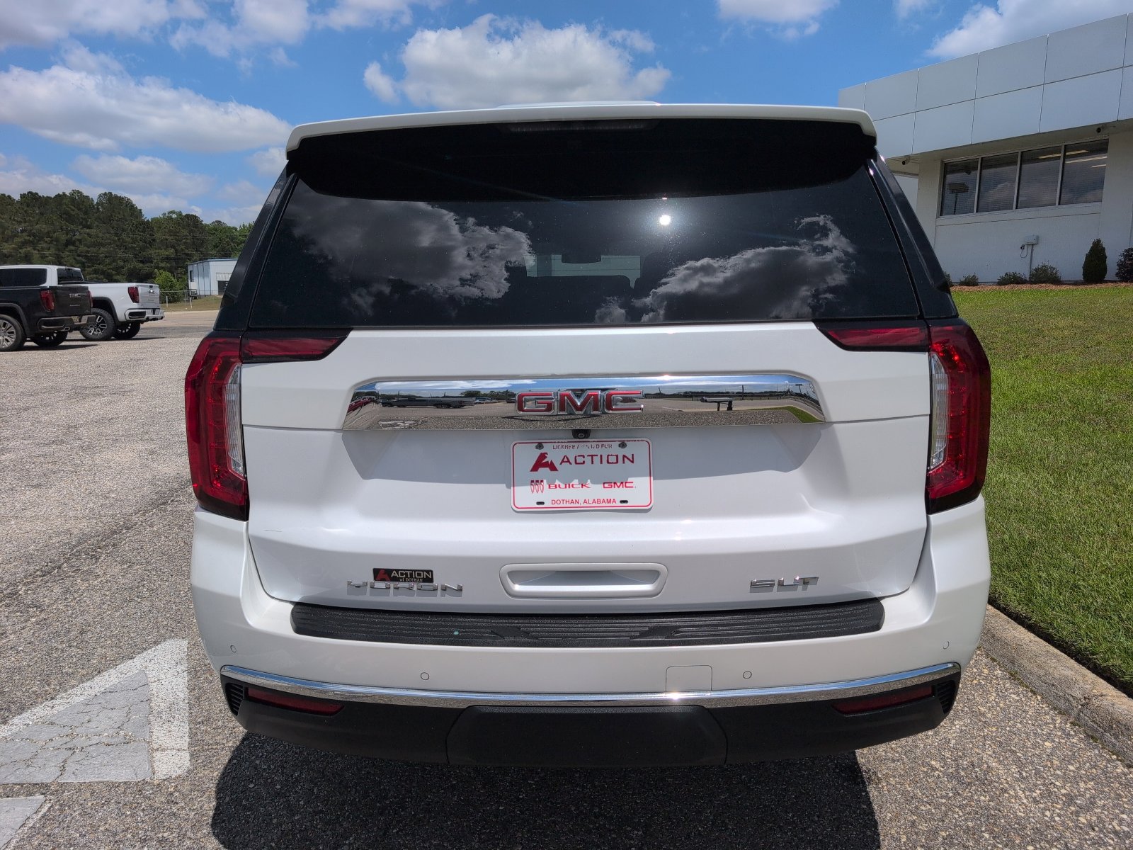 Used 2023 GMC Yukon XL SLT w/ SLT Luxury Package image 3