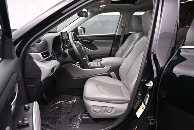 Used 2022 Toyota Highlander XLE AWD/4WD image 23