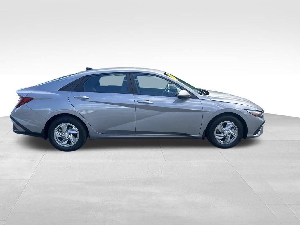 Used 2024 Hyundai Elantra SE FWD image 6