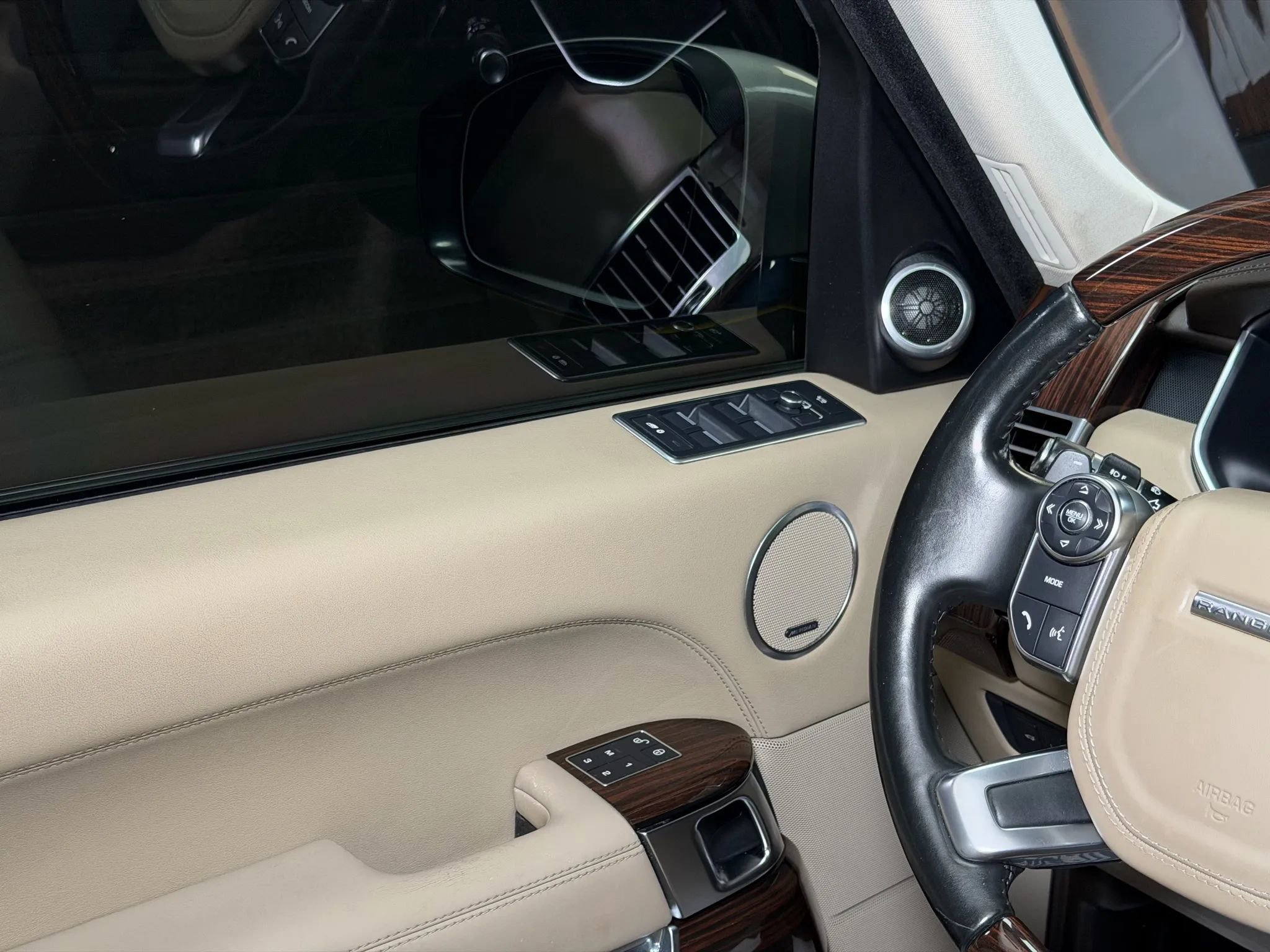 Used 2016 Land Rover Range Rover HSE image 32