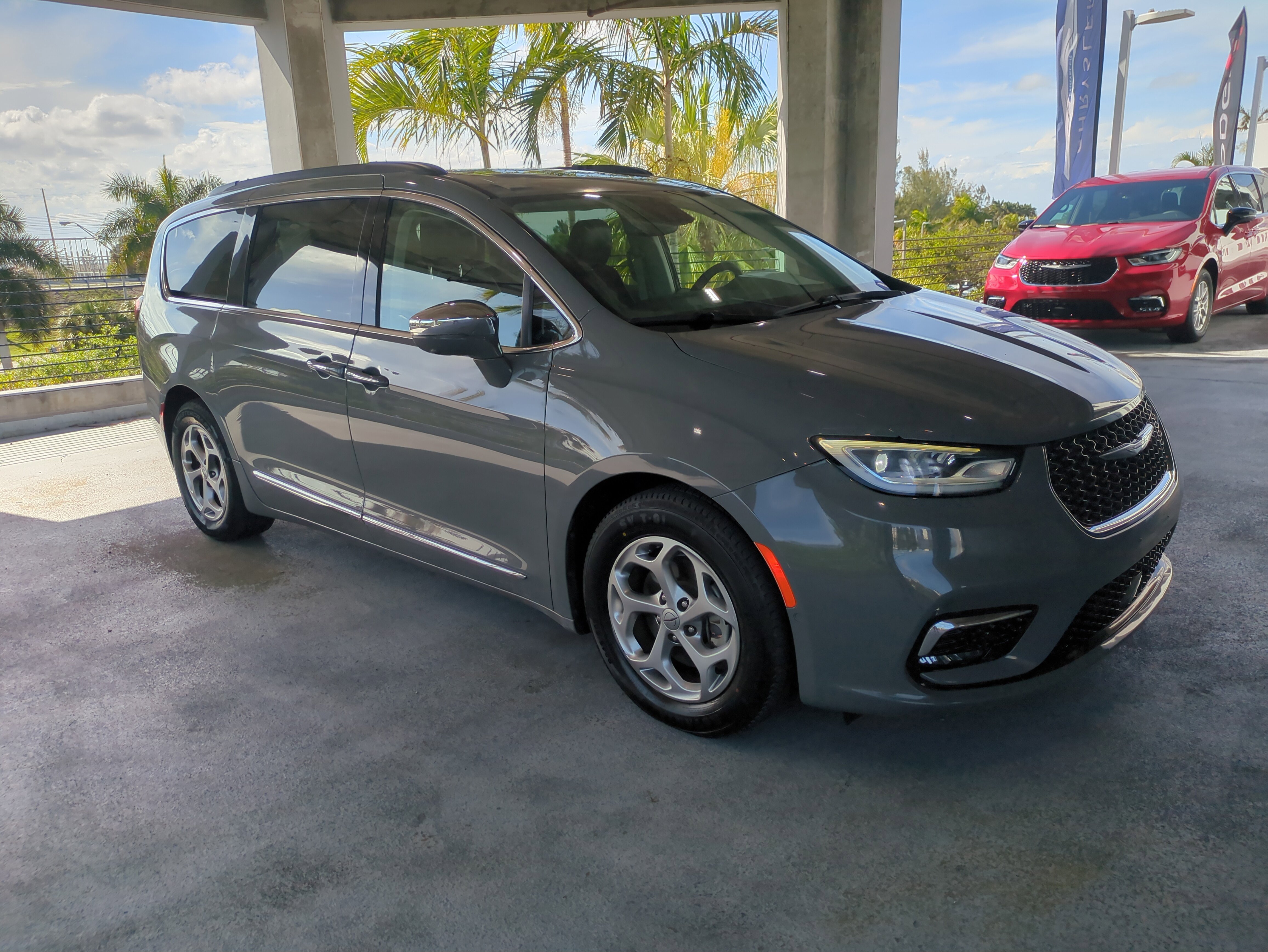 Used 2022 Chrysler Pacifica Limited FWD image 2