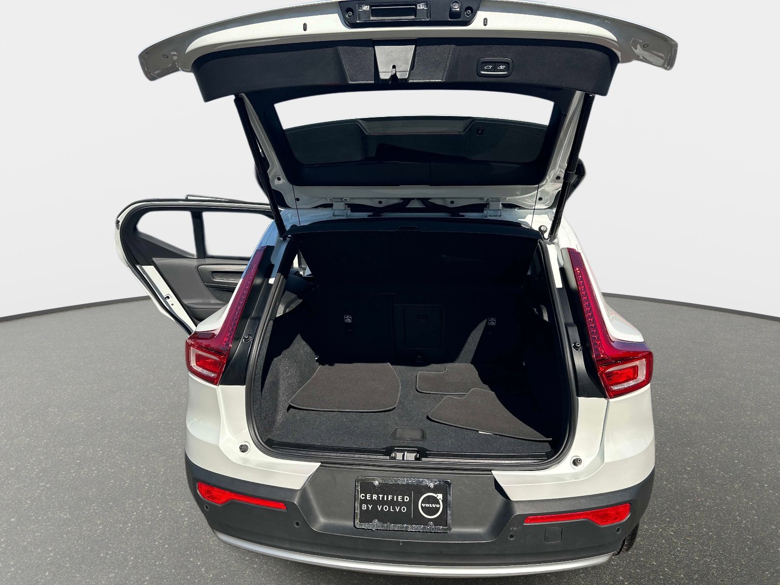 Certified 2025 Volvo XC40 B5 Core image 11