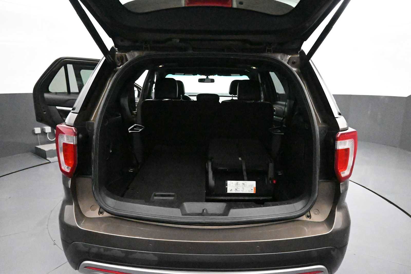Used 2016 Ford Explorer XLT w/ Equipment Group 202A AWD/4WD image 26