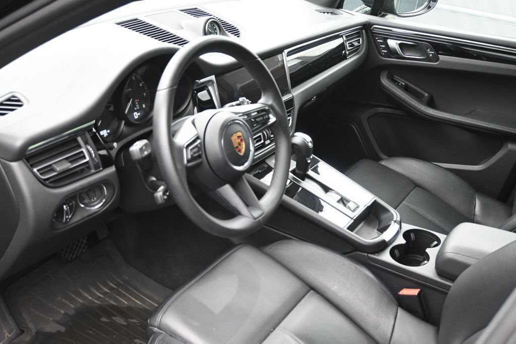Certified 2025 Porsche Macan AWD/4WD image 6